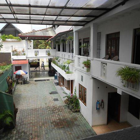 Shanith Guesthouse Negombo Esterno foto