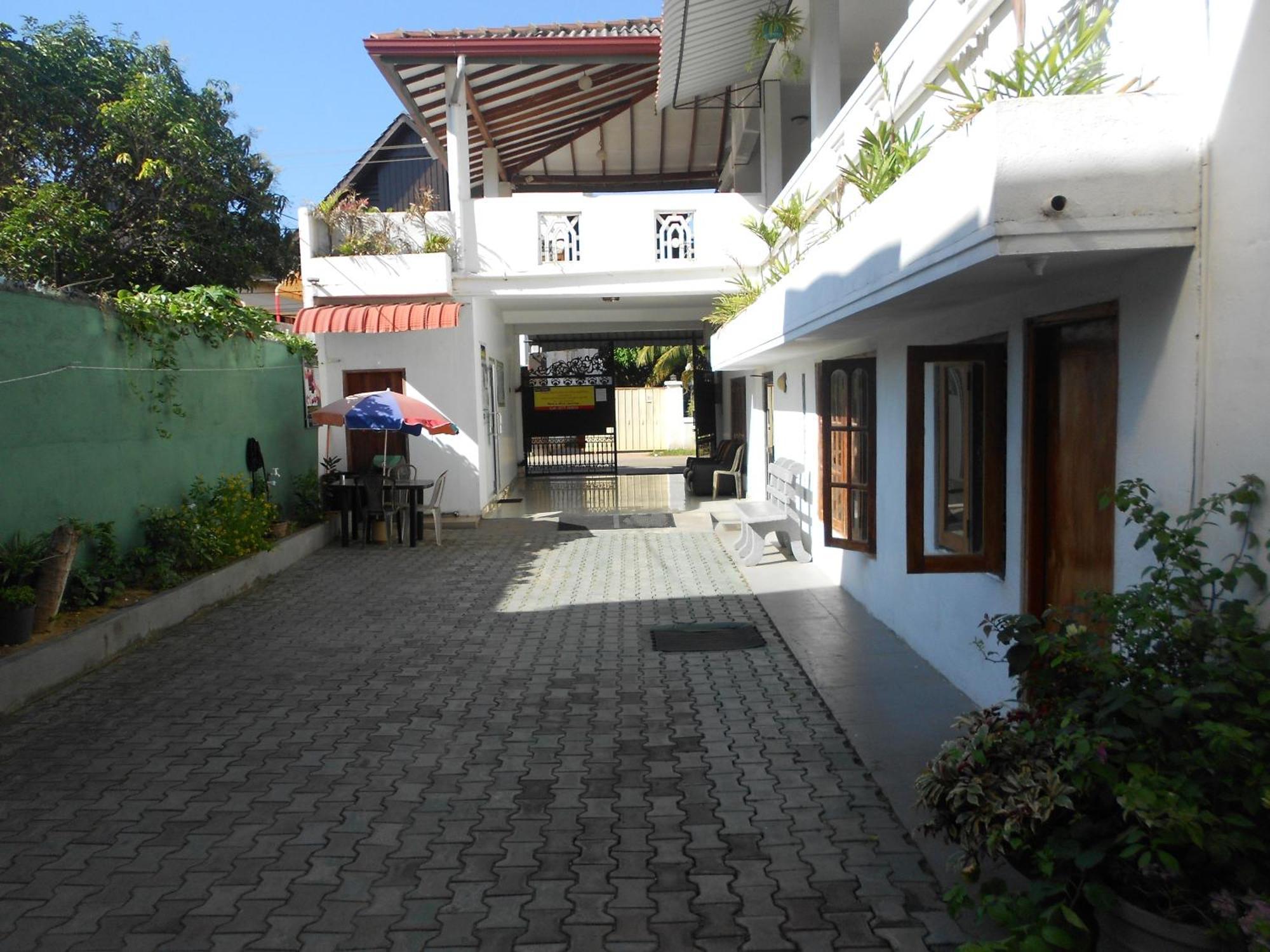Shanith Guesthouse Negombo Esterno foto