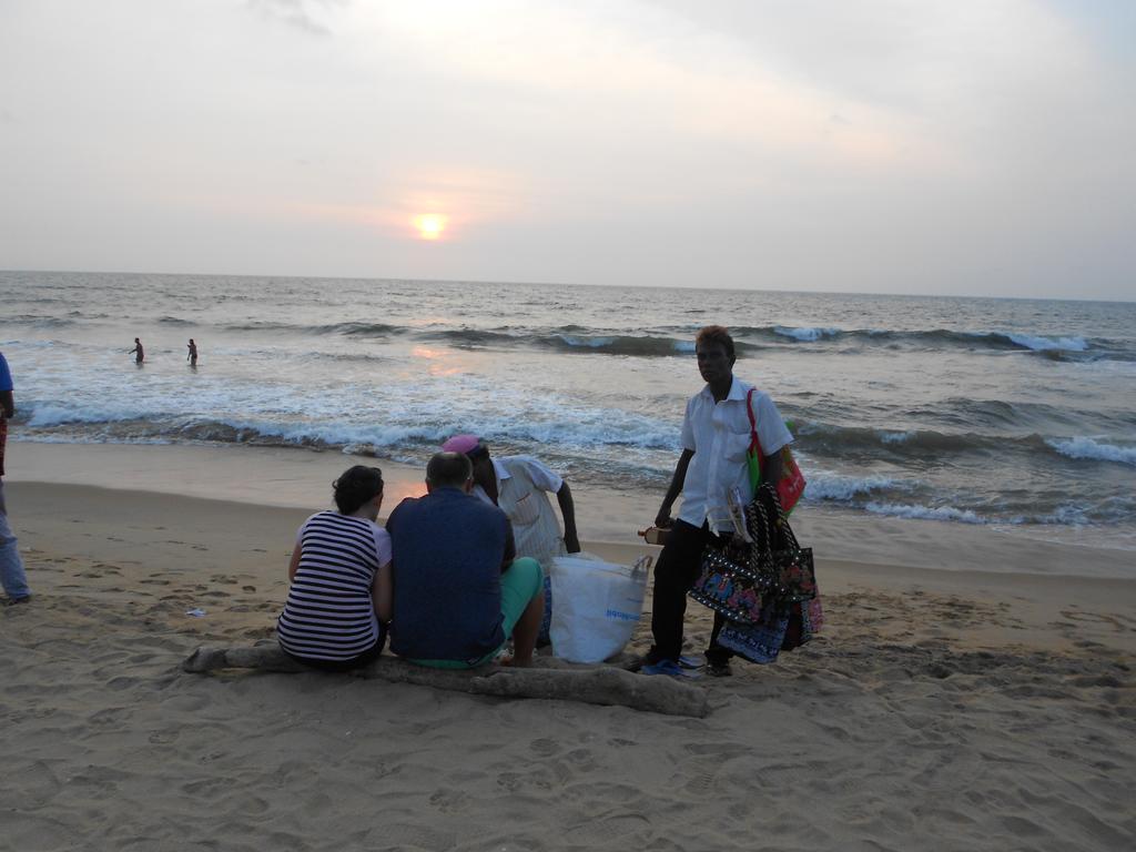 Shanith Guesthouse Negombo Esterno foto