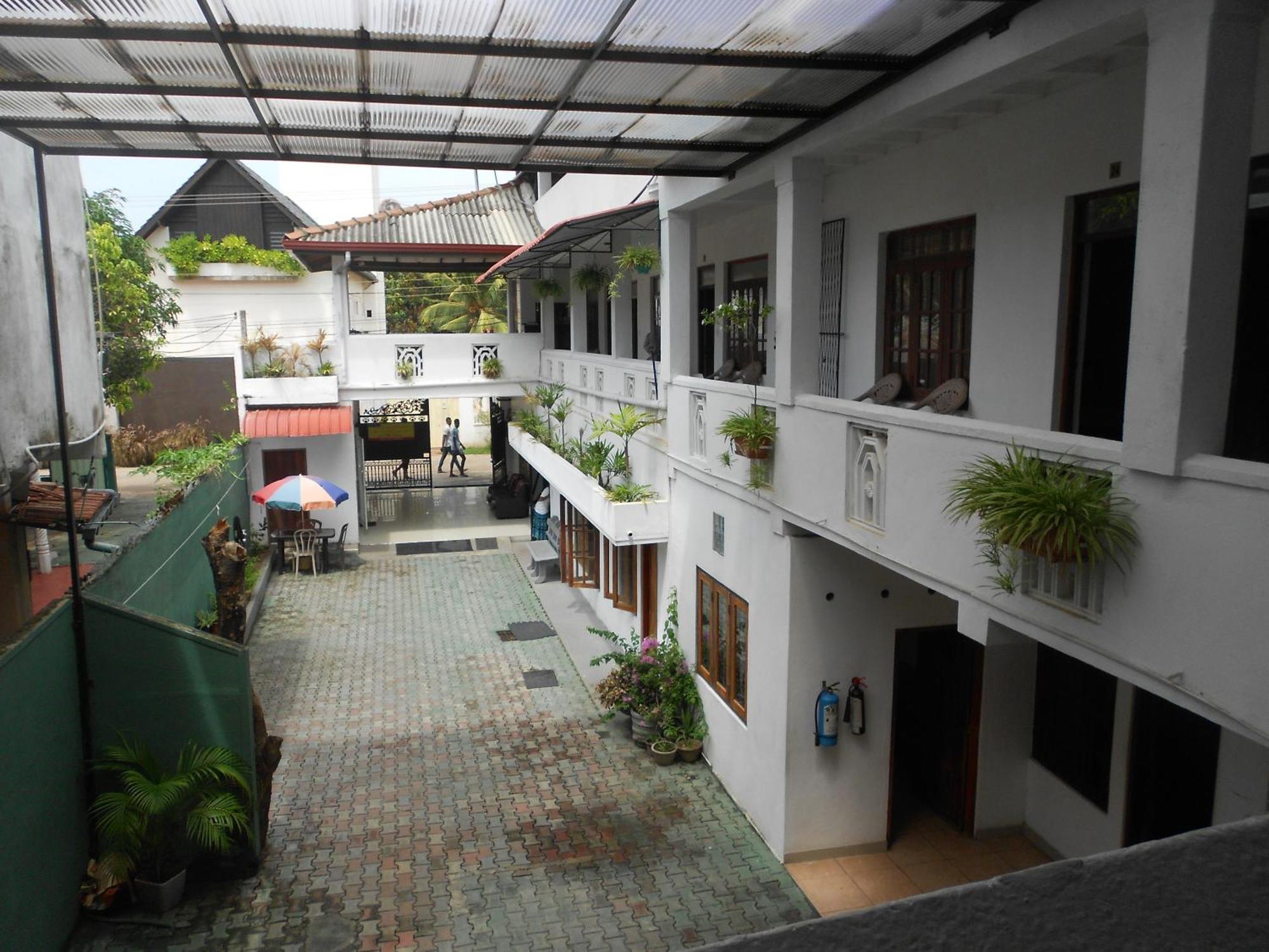 Shanith Guesthouse Negombo Esterno foto