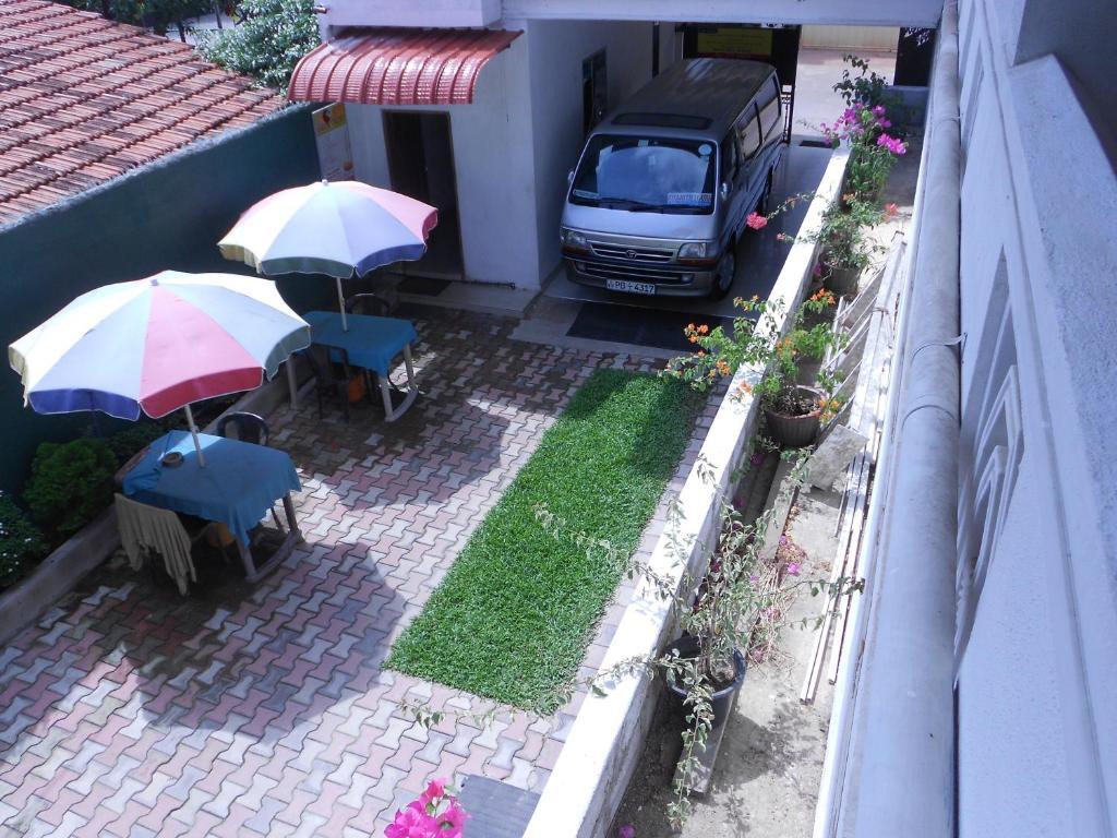 Shanith Guesthouse Negombo Esterno foto
